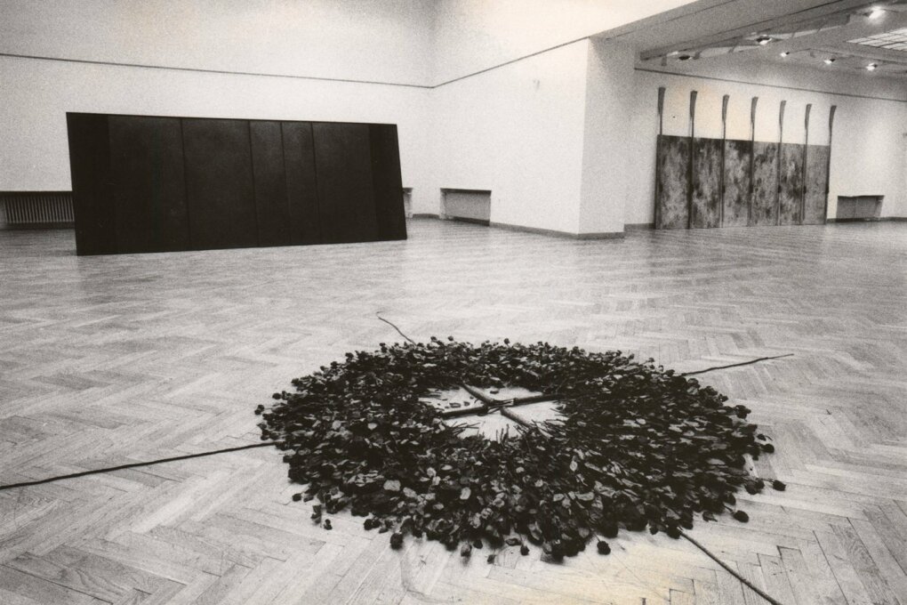 Ona B., Wolfgang Denk. Tmavé zrcadlo